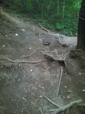 登り_滑りやすい土